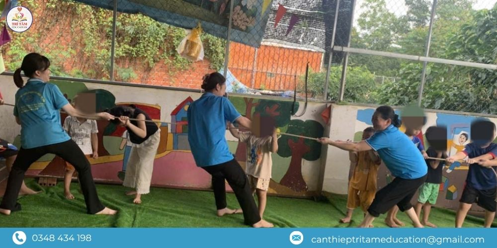 Hoạt động kéo co cùng giáo viên tại Trí Tâm Education